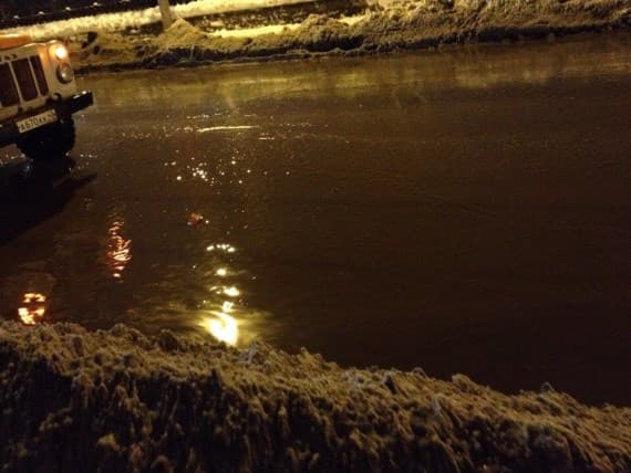 Улицу Карла Маркса заливает растаявшим снегом