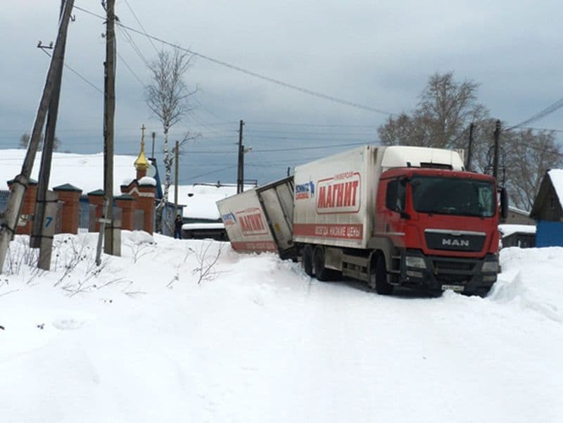 В Опарино фура «Магнита» на несколько часов перегородила дорогу