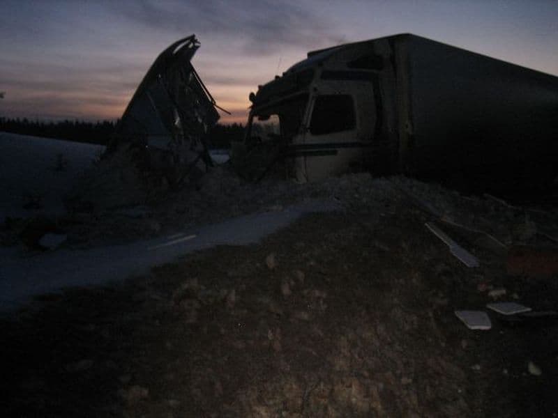 Под Омутнинском «Газель» врезалась в фуру: есть пострадавшие