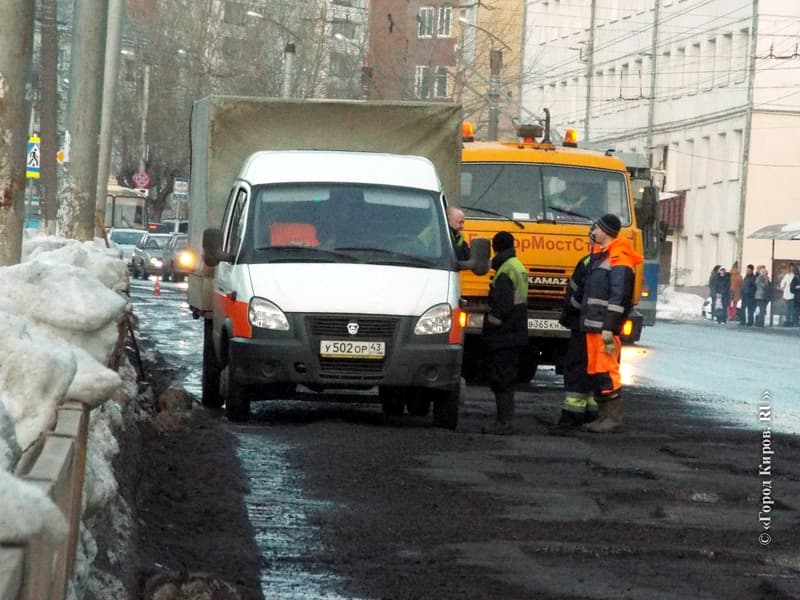 На Комсомольской латают ямы. «Лишь бы до большого ремонта держалось»