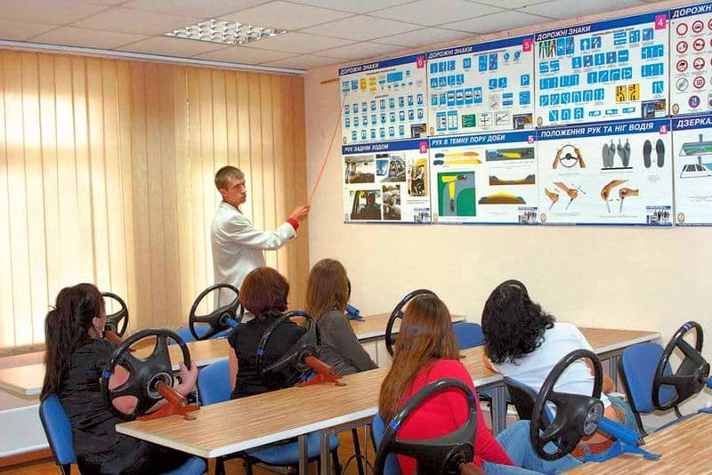 Автошколы Кировской области могут обучать вождению не на все категории