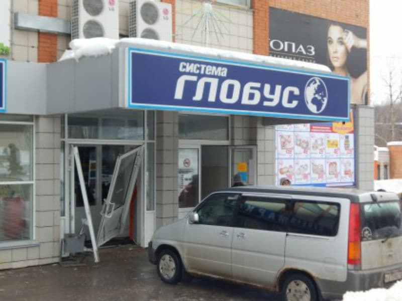 Чепчанка на автомобиле протаранила двери торгового центра