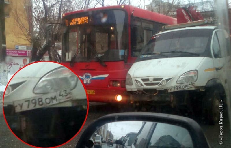 Эвакуатор, уронивший «Калину» на Jaguar, столкнулся с автобусом