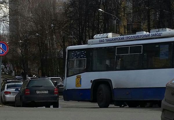 Из-за «мастеров парковки» в Кирове образовался троллейбусный затор