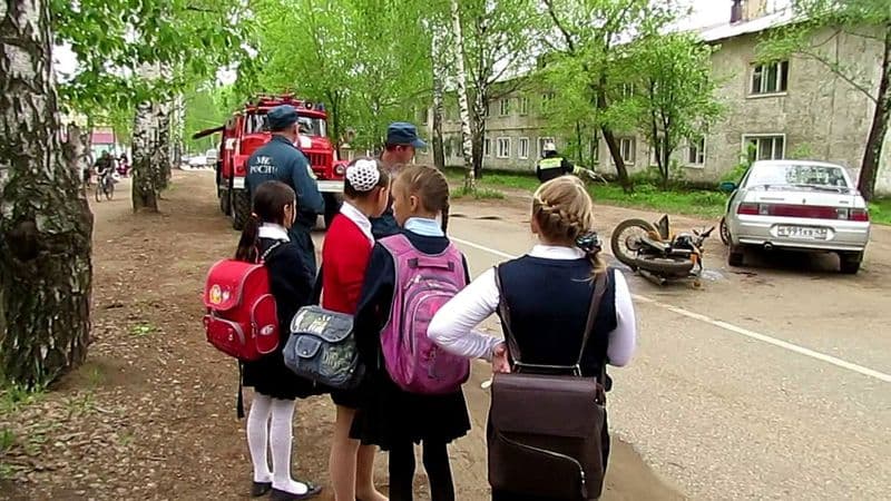 В Вятскополянском районе мотоциклист на скорости врезался в легковушку 