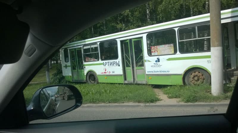 На Производственной автобус №46 снес дерево