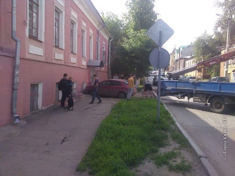 В Кирове легковушка врезалась в здание техникума