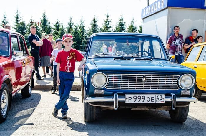 9 мая по городу Кирову проехались ретро автомобили
