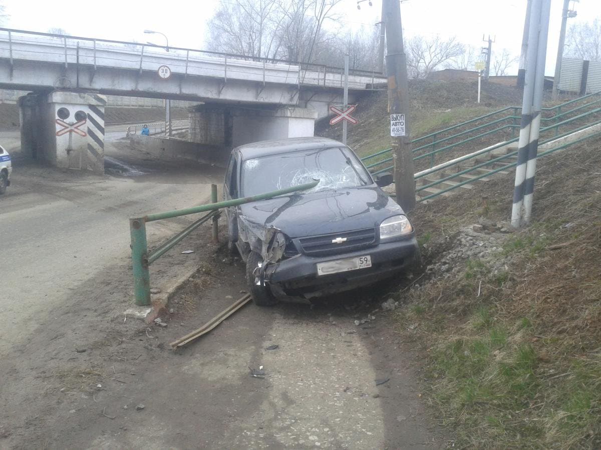 В Котельниче легковушка снесла ограждение