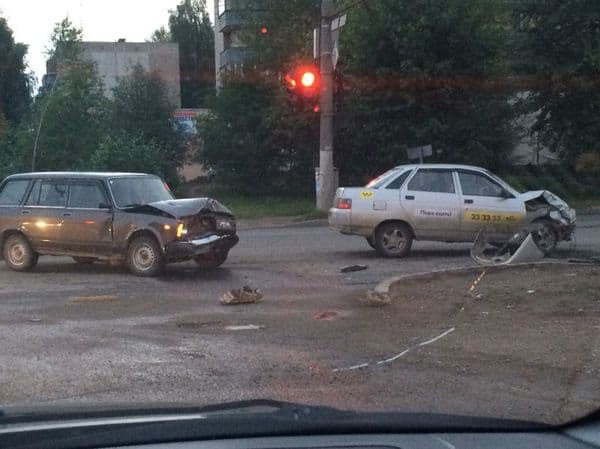 «Аварийное» воскресенье в Кирове: 2 крупных ДТП за вечер