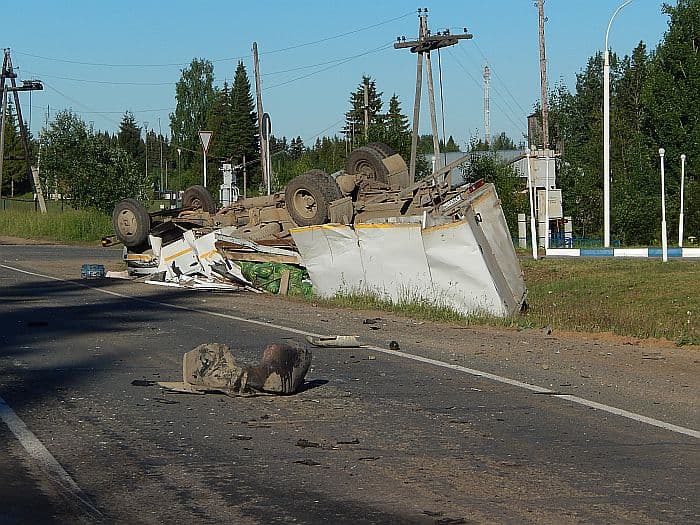 Под Омутнинском перевернулся фургон с арбузами 