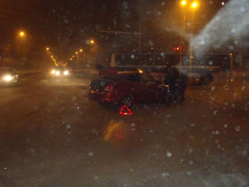 На Луганской на «встречке» столкнулись «Нива-Шевроле» и «Хендай»