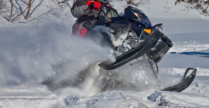В Кировской области водитель снегохода протаранил «УАЗик»