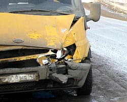 Пассажирский автобус столкнулся с мини-фургоном Ford Transit