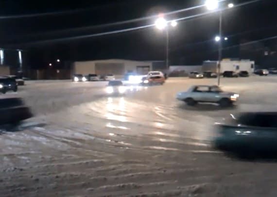 Молодежь устраивает заезды на стоянке у «Джем Мола» [Видео]