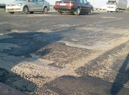  На развязке за Новым мостом сняли асфальт: приходится ездить со скоростью 20 км/ч