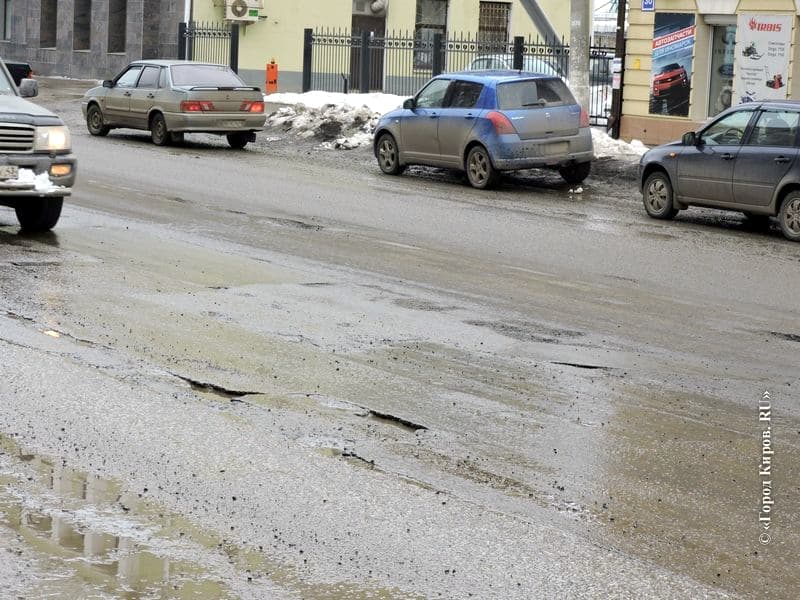 Ремонт дорог в Кирове: одно лечим, другое калечим