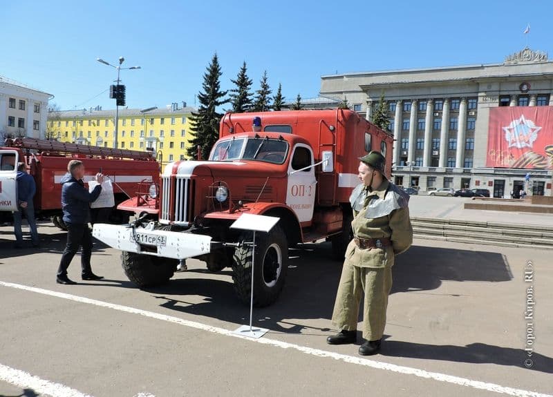 По улицам Кирова прошла колонна пожарной ретро-техники
