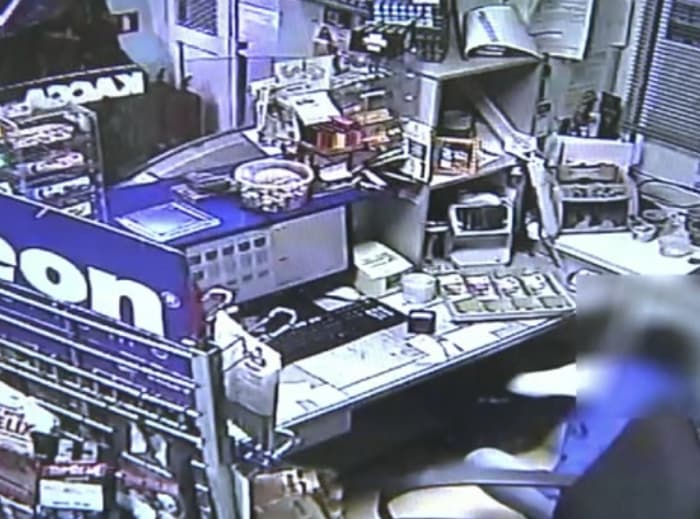 Неизвестные ограбили АЗС, выпустив в сотрудницу струю из огнетушителя