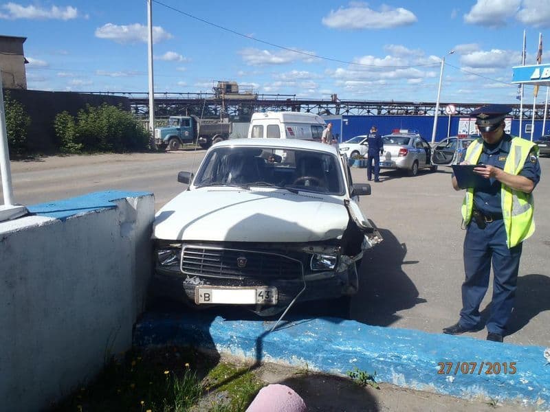 Пьяного водителя смог остановить только бетонный блок