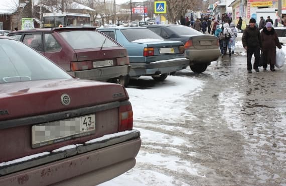 Не пройти, не проехать! Штрафы считают, а парковки не строят