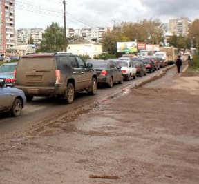 Улица Азина: жильцы против автовладельцев