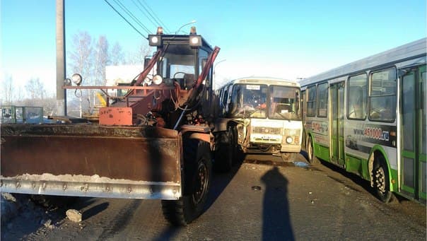 ПАЗ столкнулся с грейдером: два пассажира пострадали