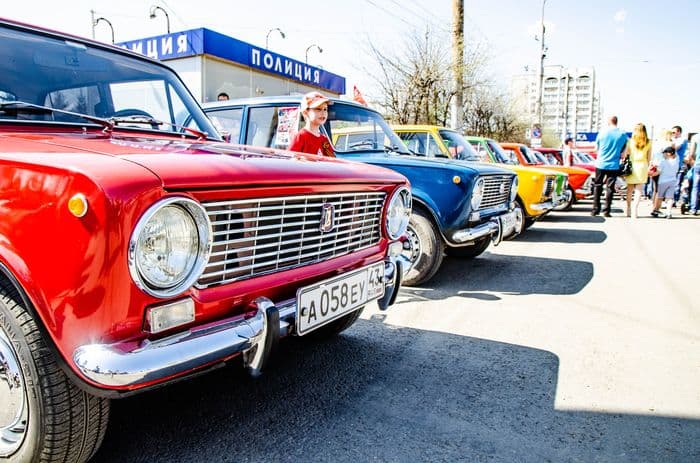 9 мая по городу Кирову проехались ретро автомобили
