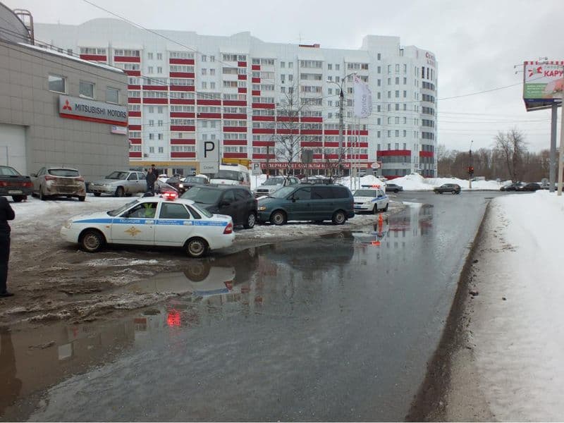 В Кирове сердечный приступ оборвал жизнь водителя: машина врезалась в «Хендай»