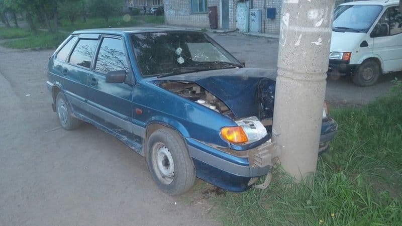 В Котельниче водитель «четырнадцатой» скрылся с места ДТП и врезался в столб