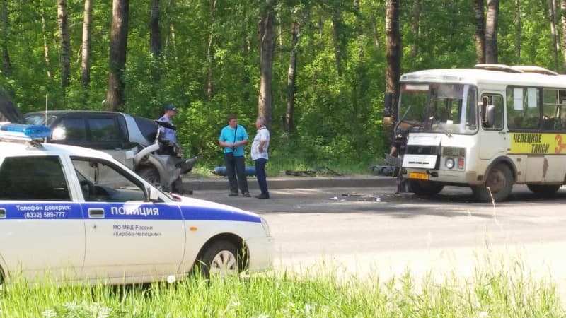 У «Олимп-Арены» автобус врезался в иномарку: в машине взорвались газовые баллоны