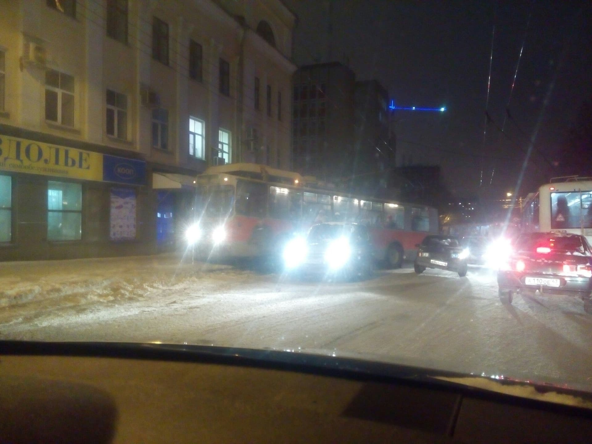 На Преображенской троллейбус вылетел на тротуар. Пострадали ещё две машины