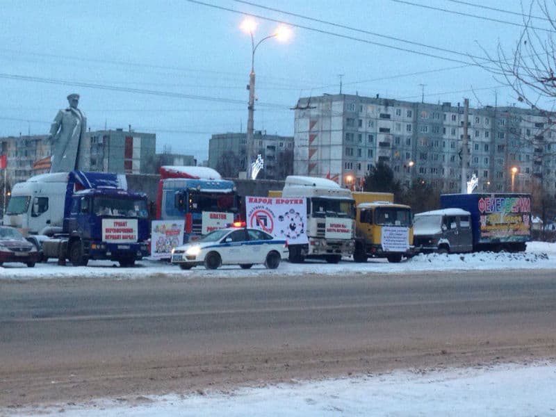 Кировские дальнобойщики устроили новогоднюю акцию протеста против платных дорог