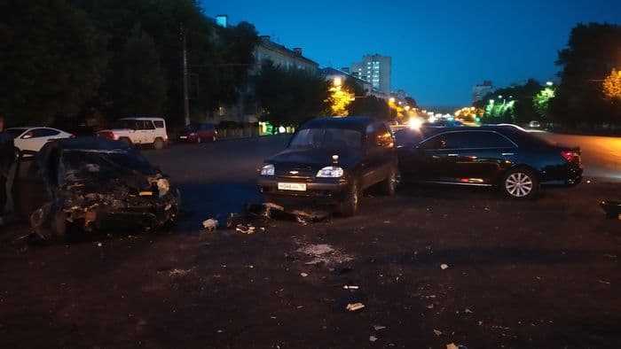 Жесть на Октябрьском: молодой водитель на «Ладе» «собрал» 3 машины и двоих пешеходов