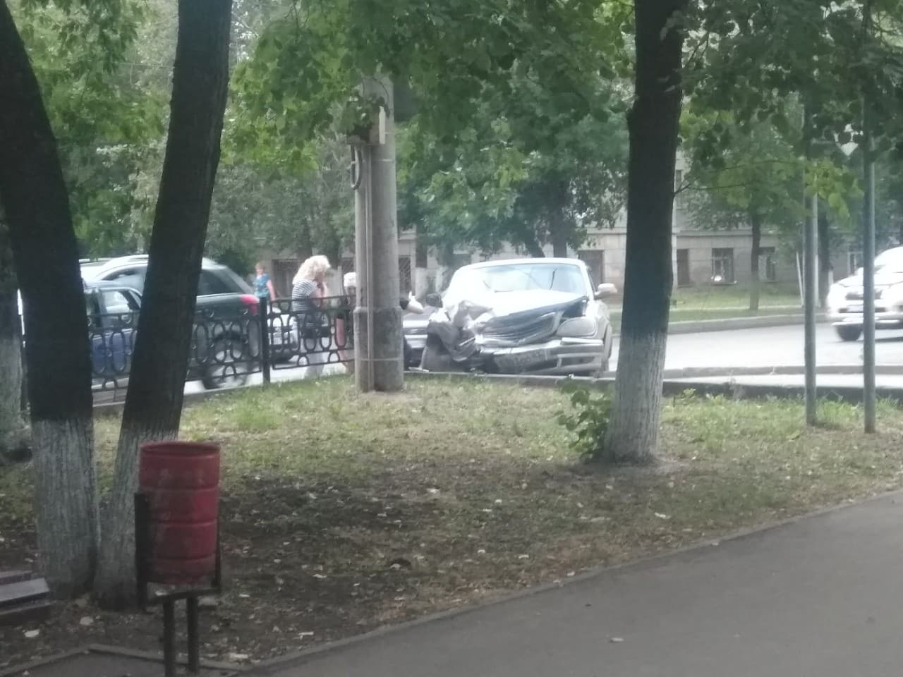 Две аварии подряд на Октябрьском проспекте. На месте МЧС и медики