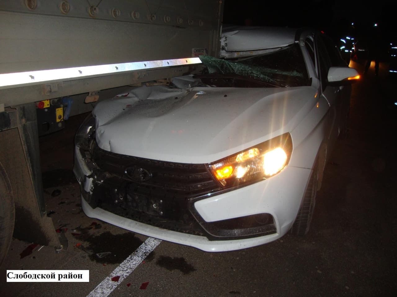 Кировчанка за рулём легковушки врезалась в припаркованный грузовик