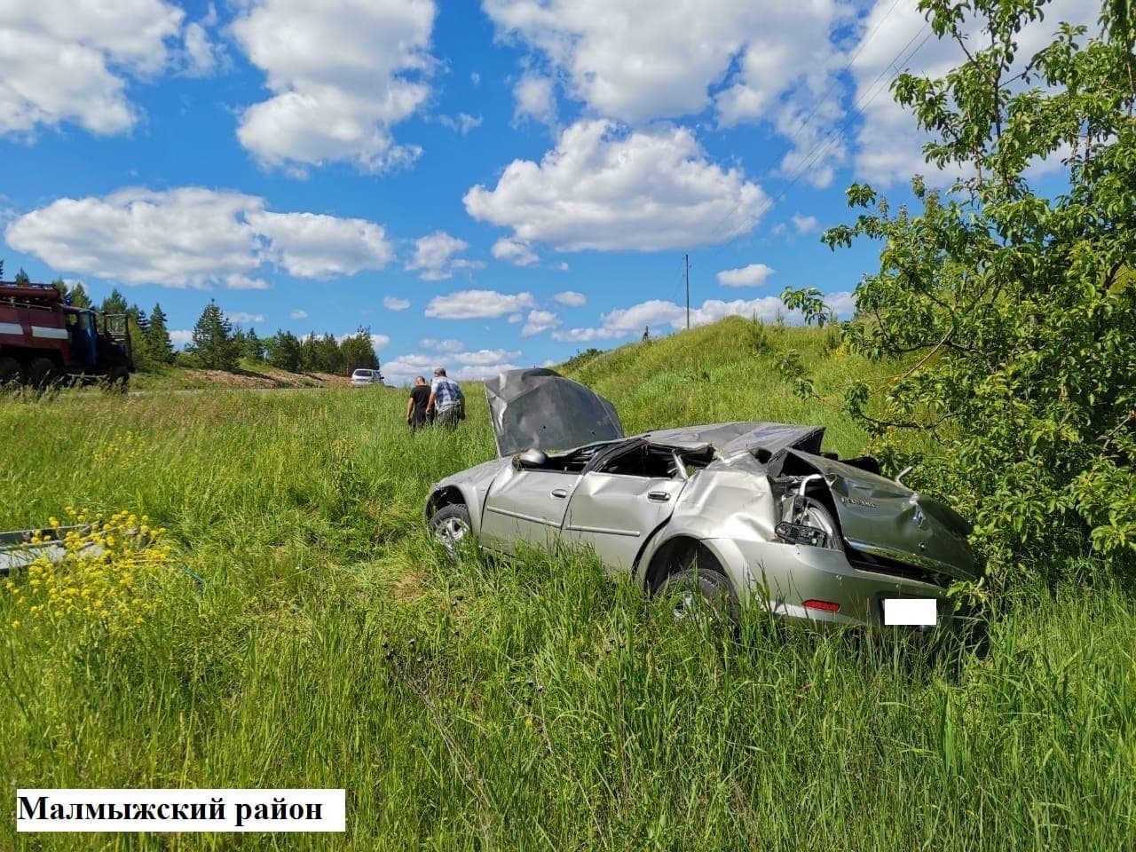 В Кировской области водитель Renault Logan вылетел в кювет