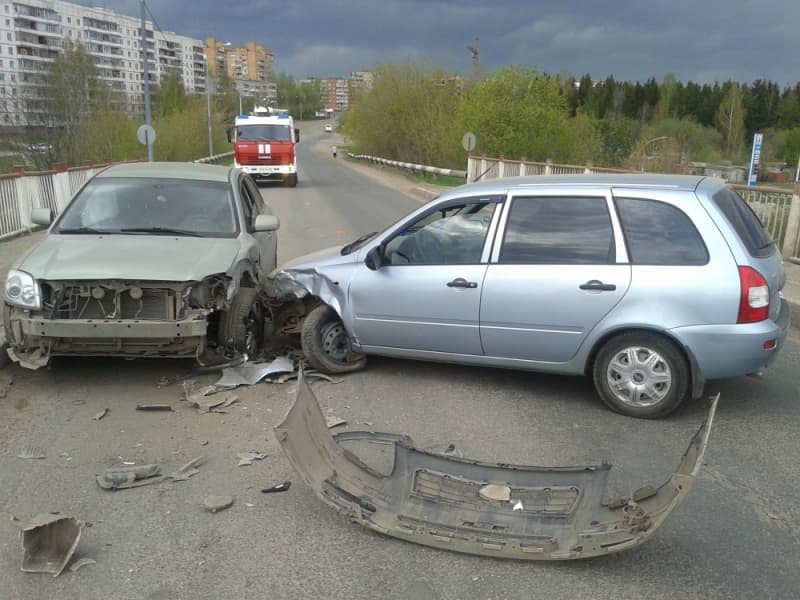 В Кирово-Чепецке столкнулись Toyota и Lada Kalina