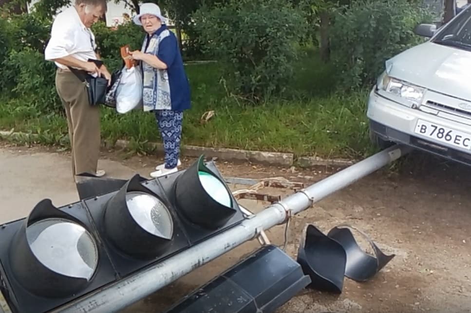 В Кирово-Чепецке трактор протаранил две машины и светофор