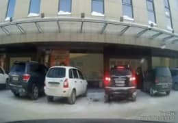 ДТП. «Инфинити» протаранила на стоянке «Калину»