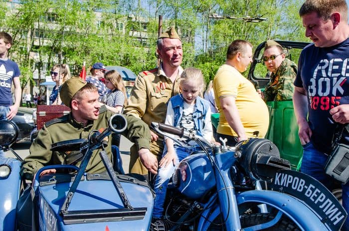 9 мая по городу Кирову проехались ретро автомобили