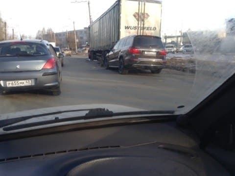 На Производственной «Мерседес» влетел в фуру
