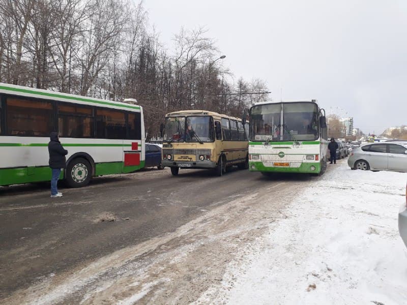 На Октябрьском проспекте столкнулись автобус и Chevrolet. Пробка