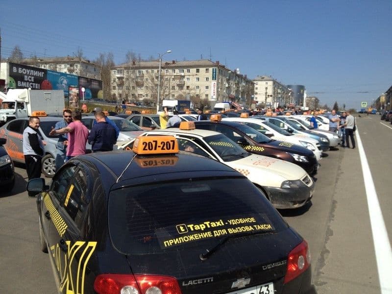 Кировские таксисты устроили сход на Октябрьском проспекте