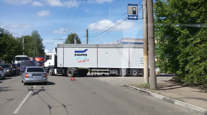 У ТЦ «Весна» фура зацепила легковушку: образовалась пробка