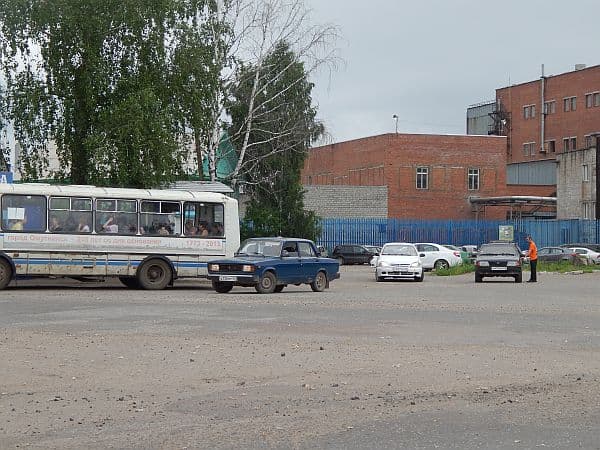 В Омутнинском районе таксист проколол колеса водителю, занявшему его место