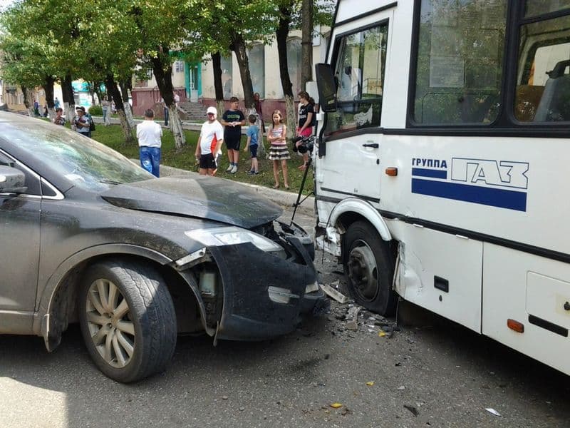 В Чепецке «Мазда» въехала в рейсовый автобус: четверо пострадавших
