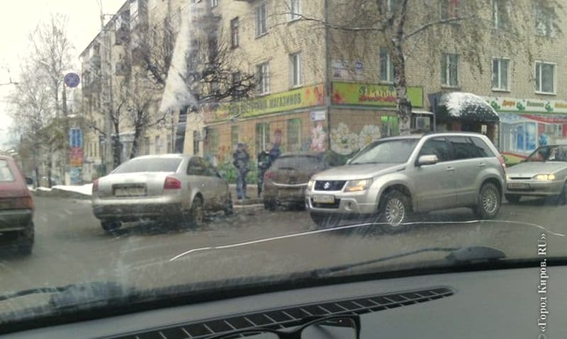 На Октябрьском проспекте столкнулись «Опель» и «Ауди»