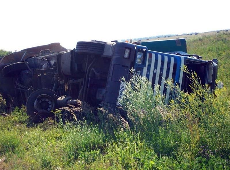 В Яранском районе фура съехала в кювет и опрокинулась