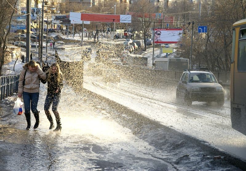Машина обрызгала пешехода из лужи: как возместить ущерб?